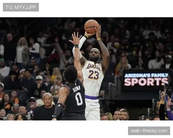 湖人主场大胜独行侠：詹姆斯28分10篮板12助攻三双表现